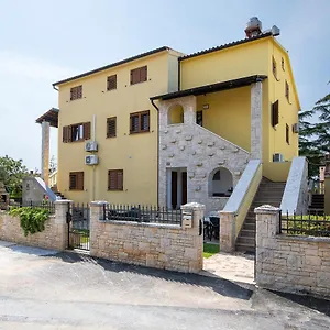 Dadic With Parking & Playground Apartment